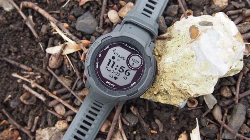 Garmin Instinct Crossover mang tới sự kết hợp của kim đồng hồ cổ điển và màn hình hiển thị kỹ thuật số