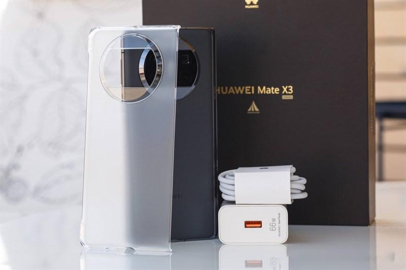 Hộp đựng Huawei Mate X3 được thiết kế sang trọng cùng nhiều món phụ kiện đi kèm