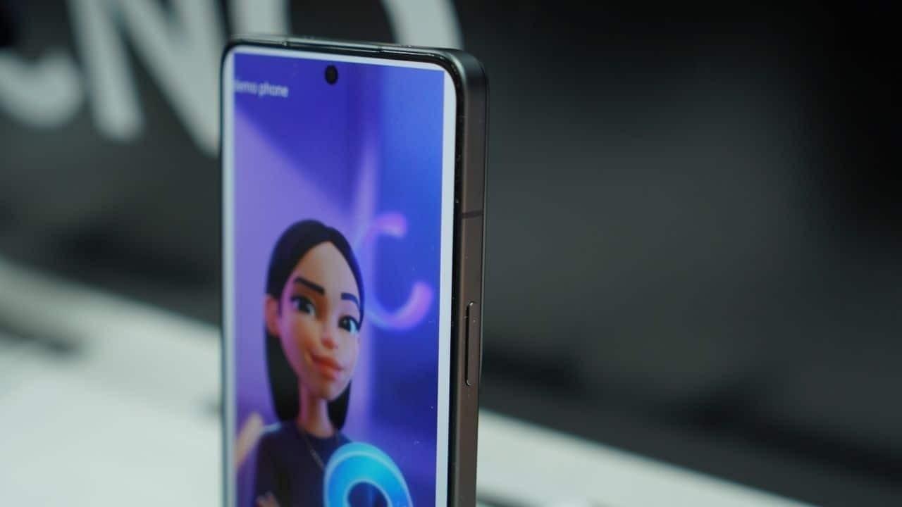 Màn hình của Tecno Camon 30 Pro 5G sở hữu nhiều công nghệ ấn tượng và có viền mỏng