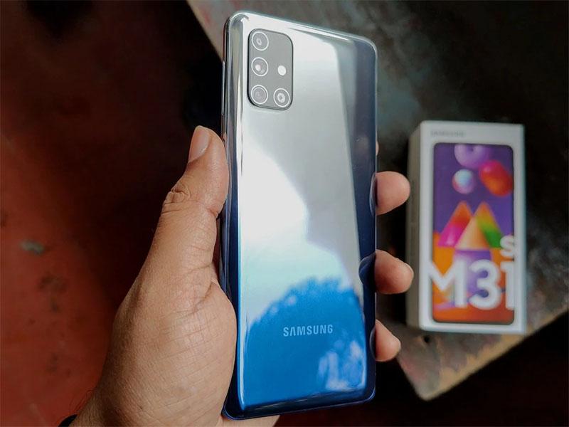 Mặt lưng Galaxy M31s có hiệu ứng chuyển màu gradient đẹp mắt