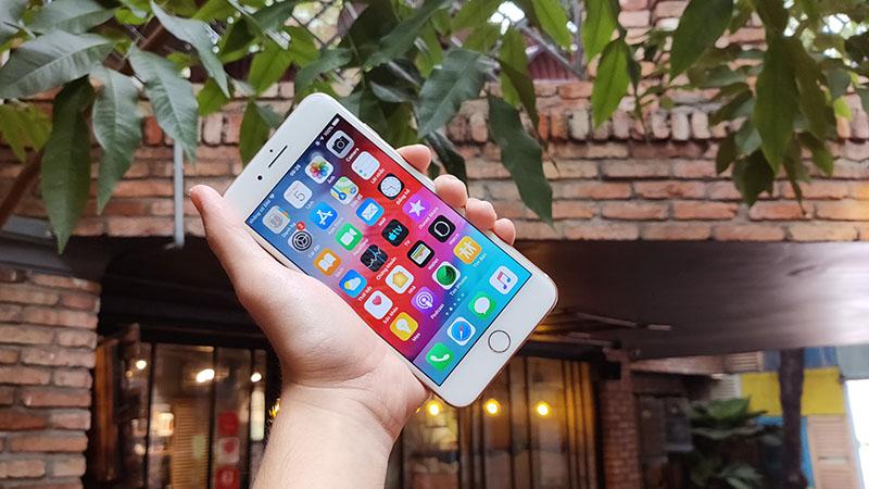 Mặt lưng kính của iPhone 8 plus bóng bẩy, sang trọng