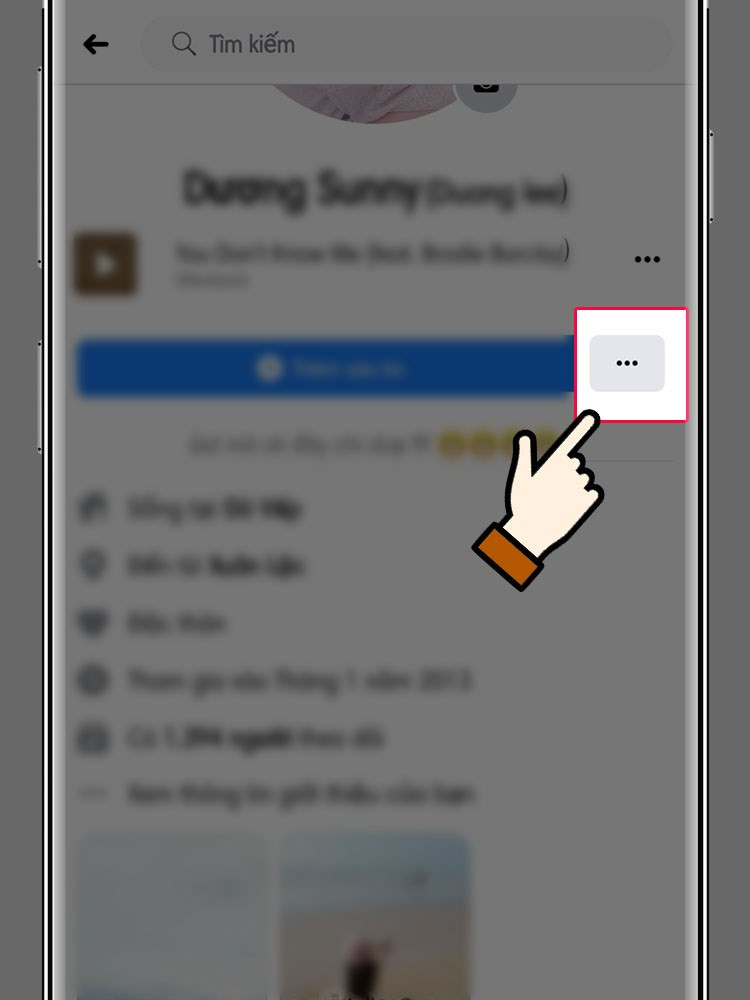 Chọn biểu tượng ba chấm trên Facebook