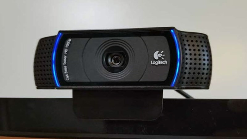 Đặt webcam tr&ecirc;n mặt phẳng của m&aacute;y t&iacute;nh