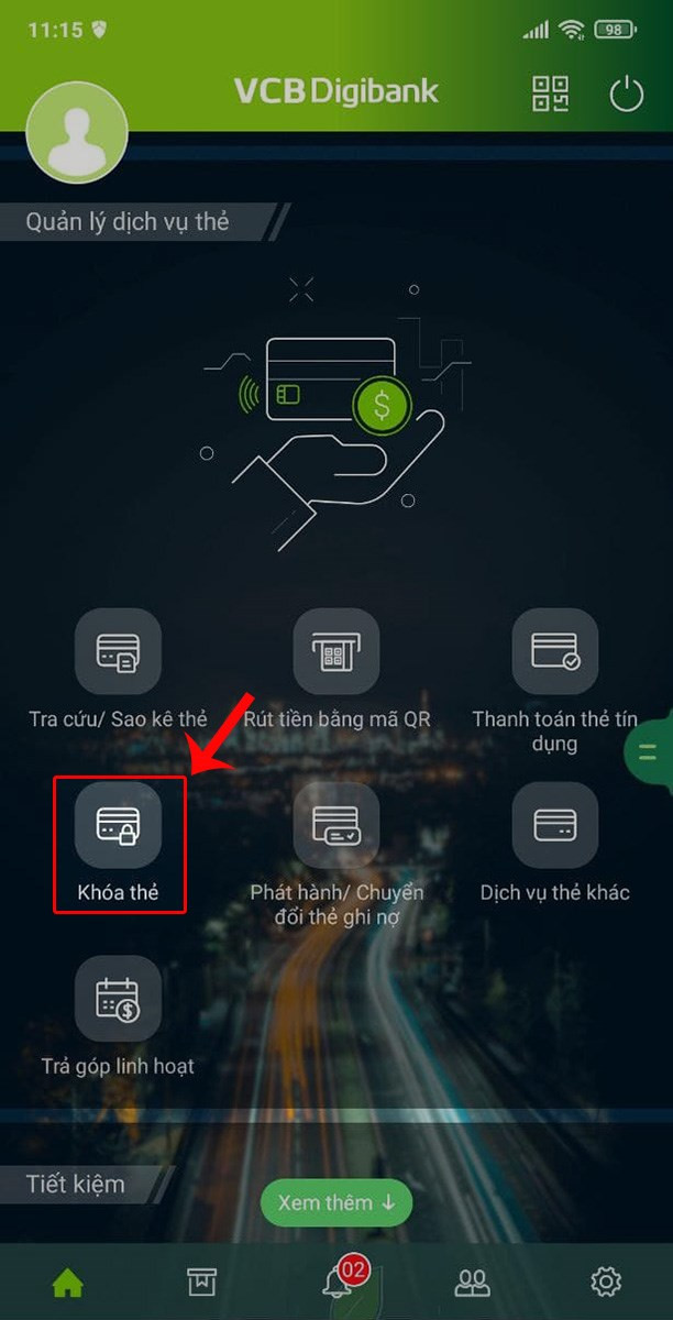 K&eacute;o xuống v&agrave; chọn Kh&oacute;a thẻ tại mục Quản l&yacute; dịch vụ thẻ.