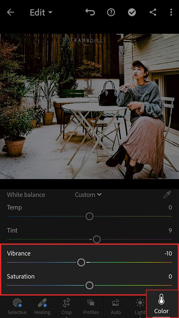 alt: Điều chỉnh độ đậm nhạt màu trong Lightroom Mobile