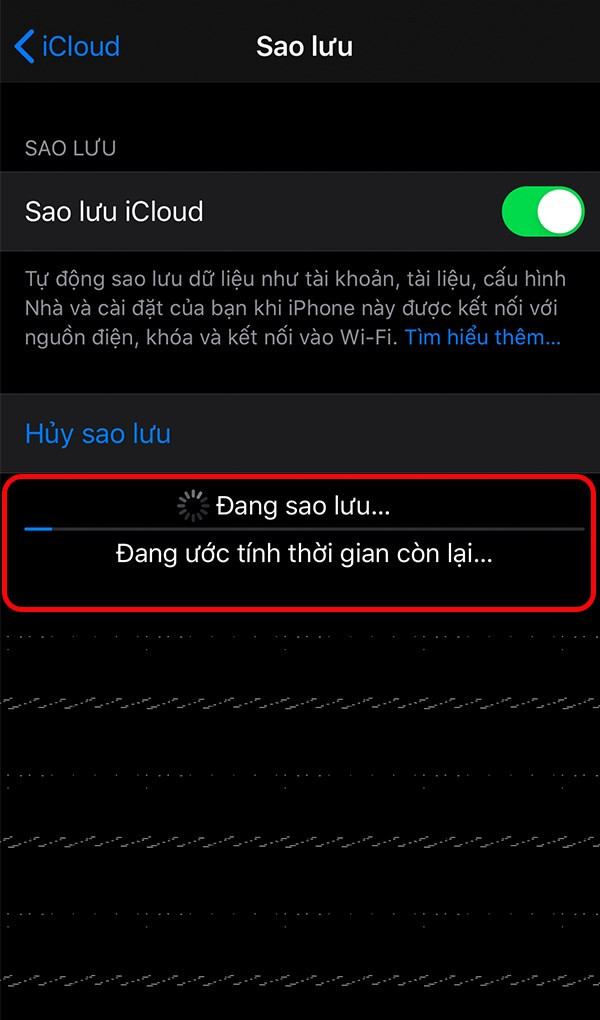 alt text: Hình ảnh màn hình iPhone đang thực hiện sao lưu