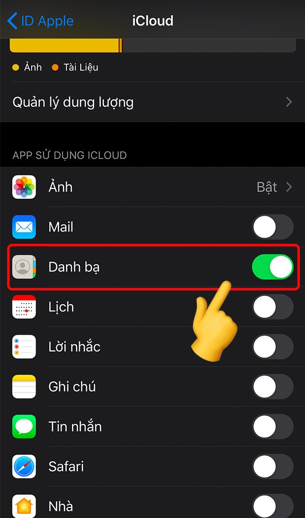 alt text: Hình ảnh màn hình iPhone hiển thị mục Danh bạ được bật