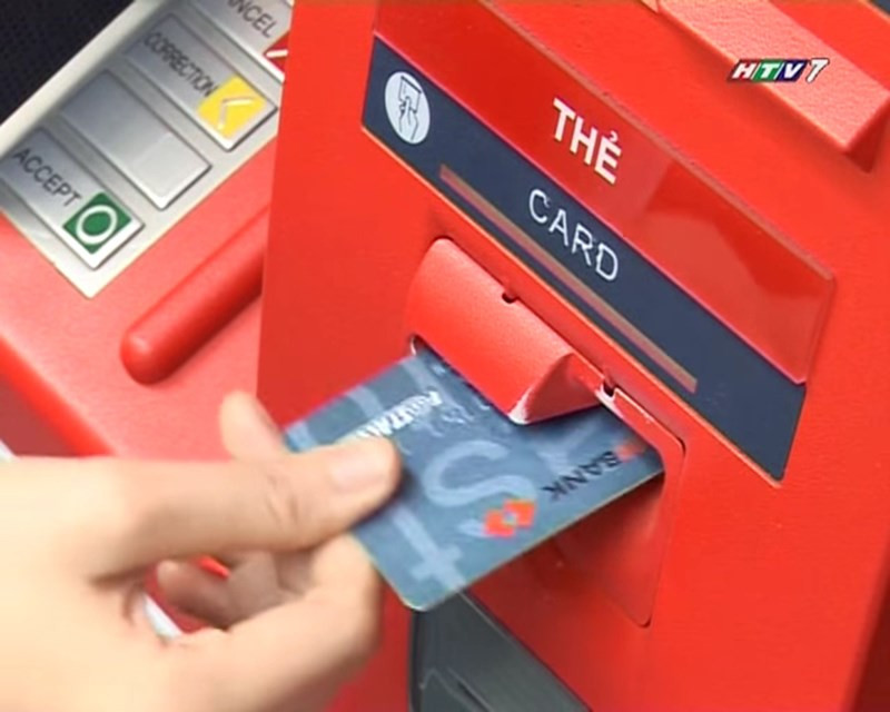 Đút thẻ ATM vào khe để đăng nhập