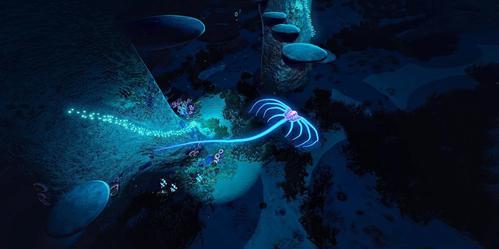 Ảnh chụp màn hình game Subnautica, cho thấy một sinh vật phát sáng đáng sợ dưới nước trong môi trường biển sâu