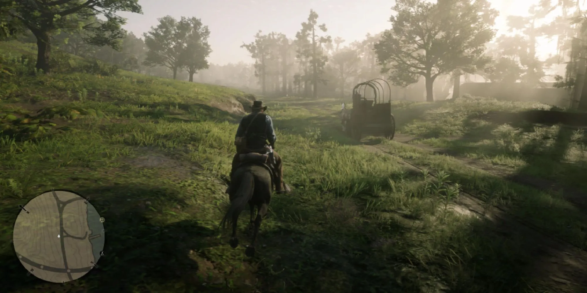 Arthur Morgan trong Red Dead Redemption 2 đang cưỡi ngựa rượt theo một chiếc xe ngựa