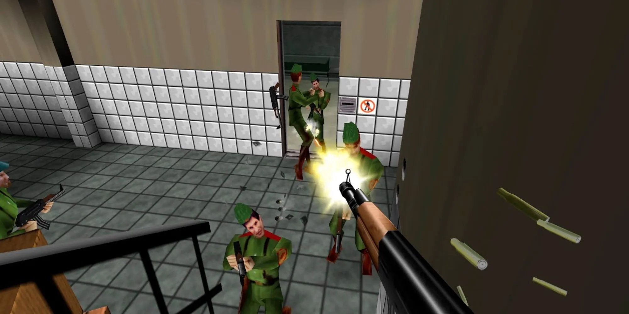 Cảnh James Bond bắn hạ kẻ thù dưới cầu thang trong GoldenEye 007 trên N64.