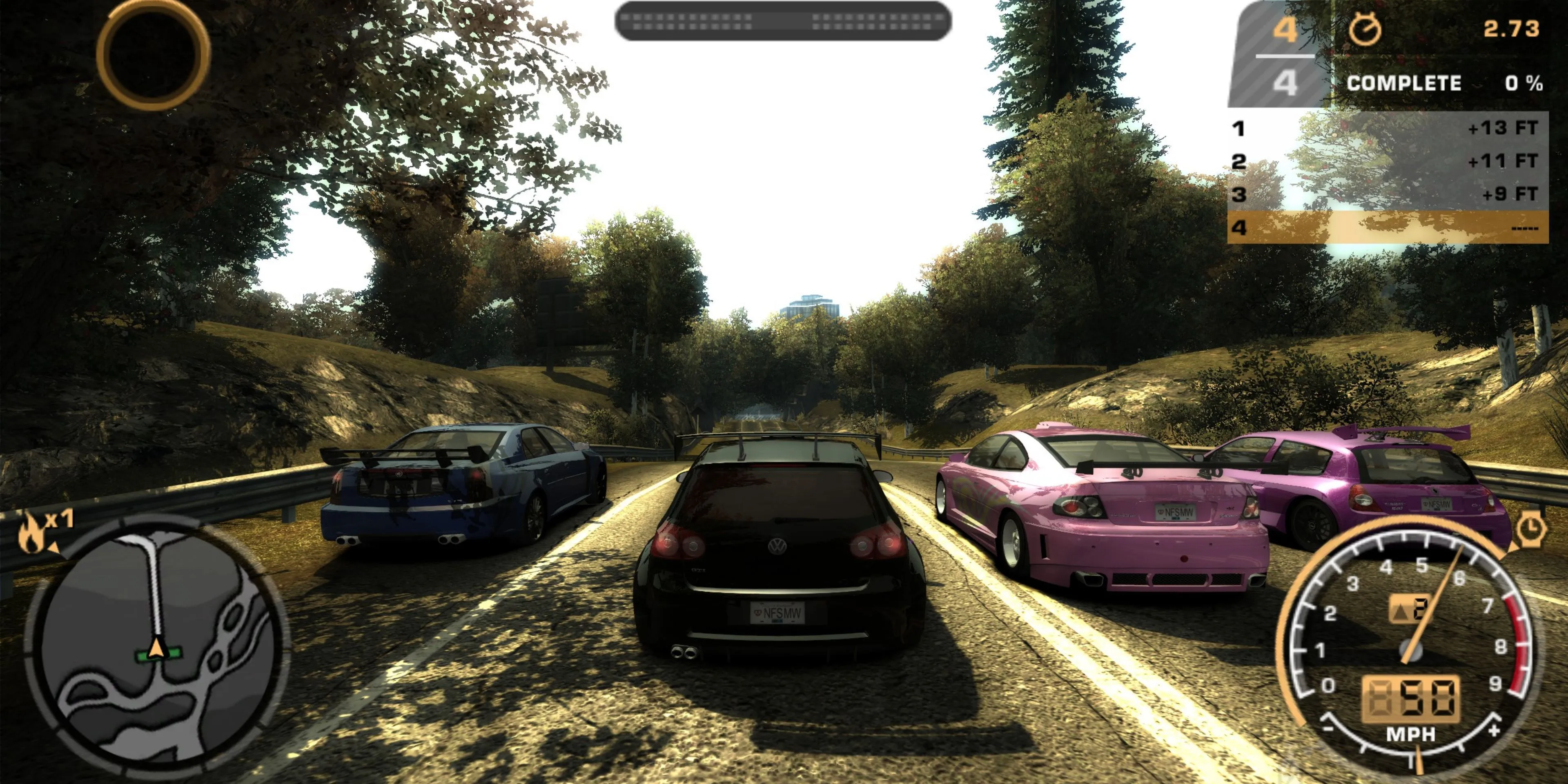 Chiếc BMW M3 GTR biểu tượng của NFS Most Wanted Black Edition 2005 đang chạy trên đường phố Rockport