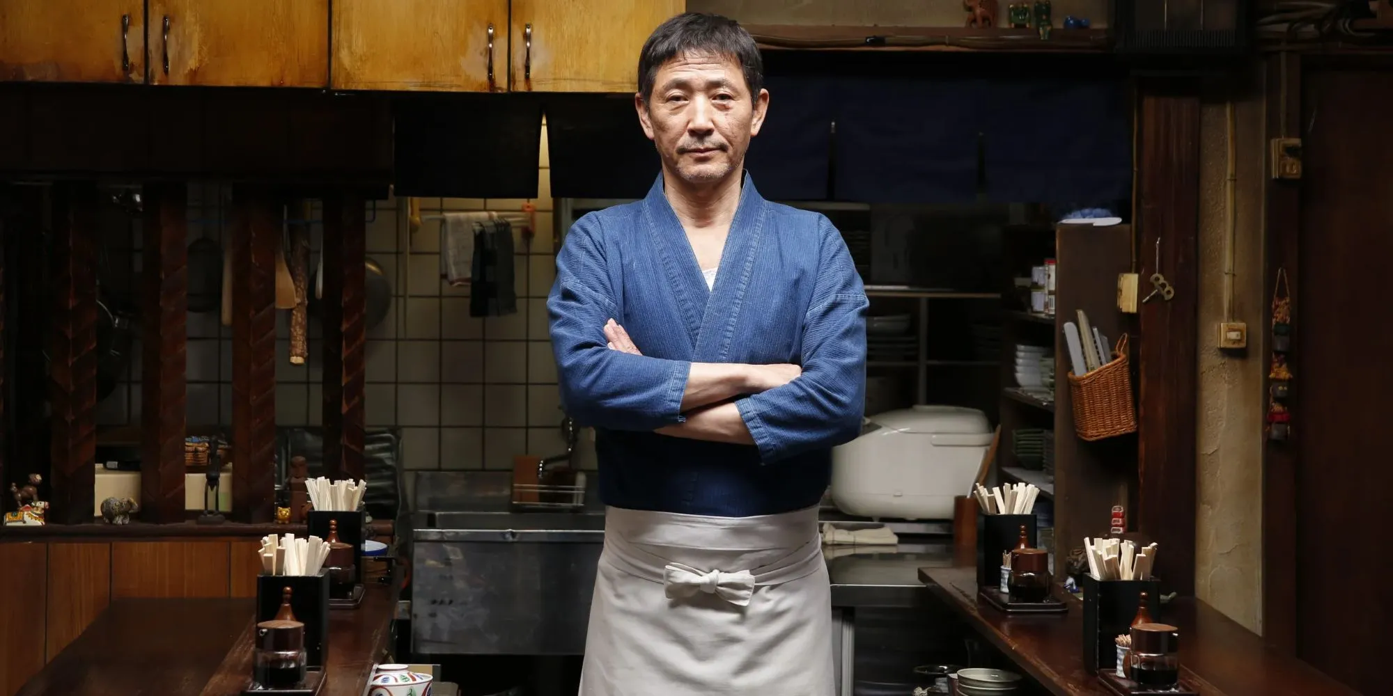 Chủ quán Midnight Diner đang nấu ăn cho khách