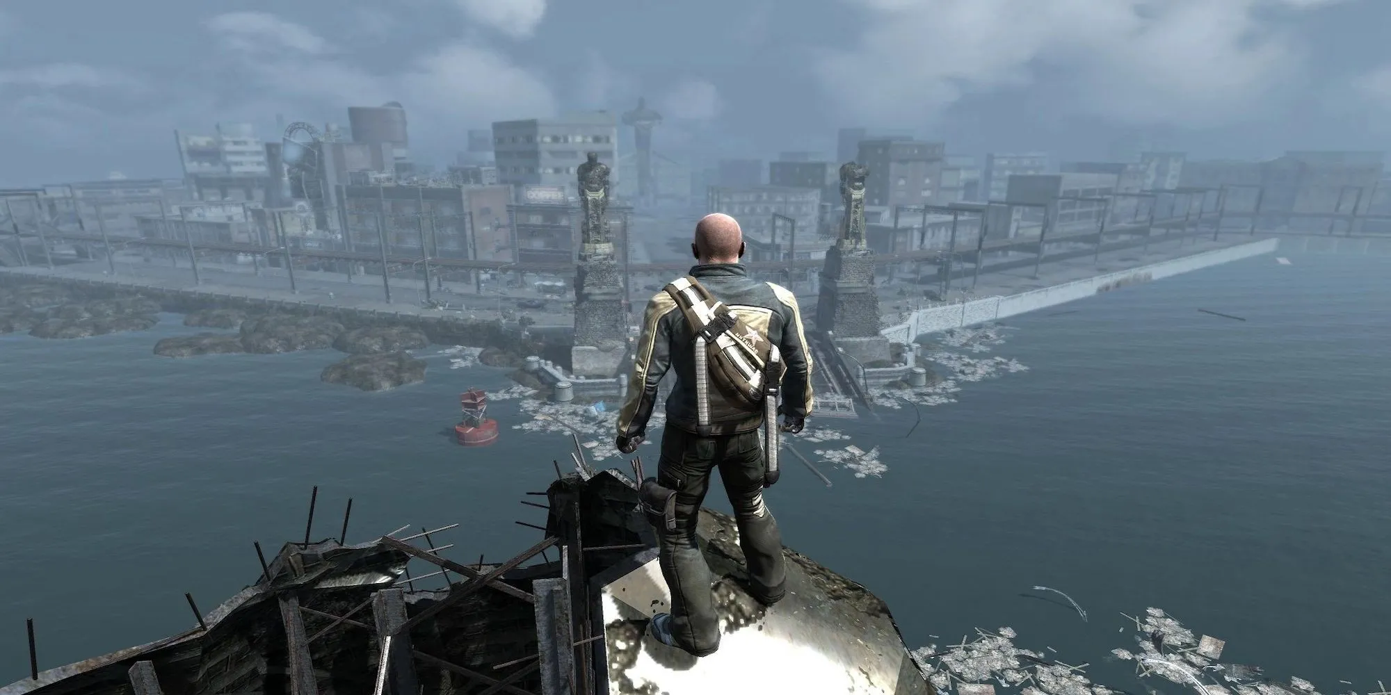 Cole MacGrath, nhân vật chính của Infamous, nhìn ra thành phố Empire City đổ nát