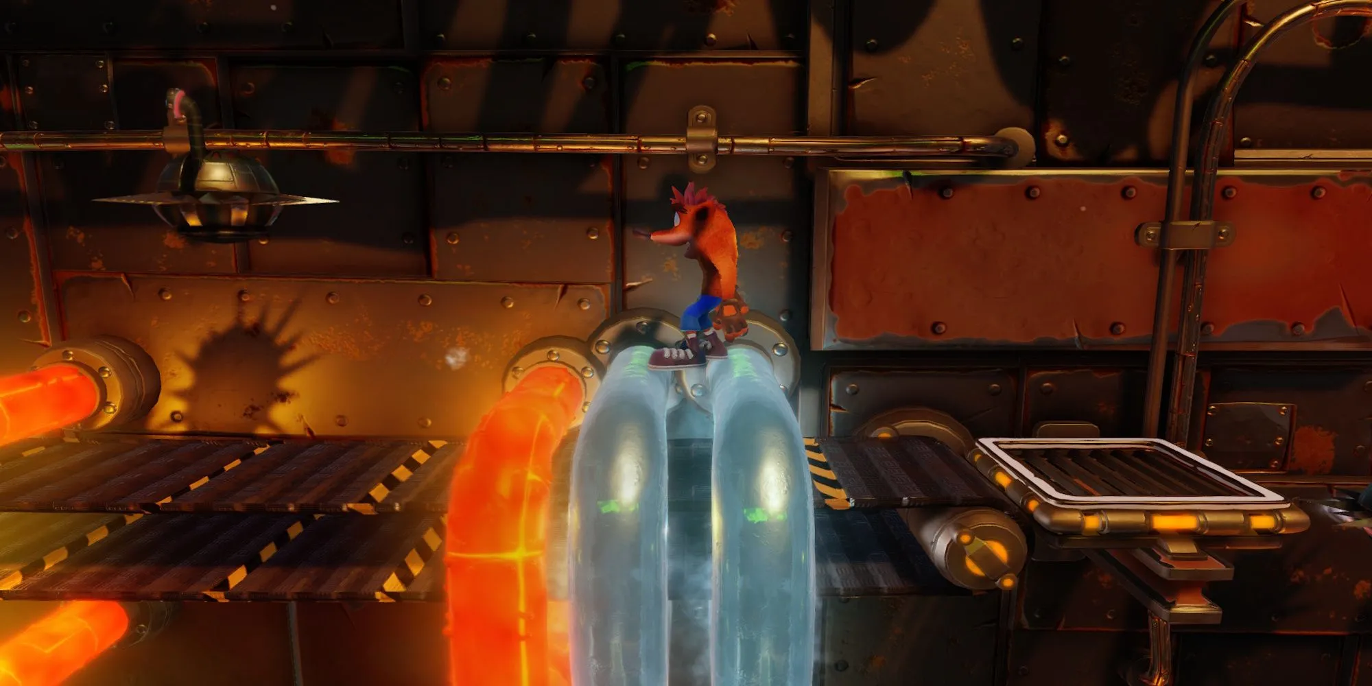 Crash Bandicoot trong màn chơi Heavy Machinery với các đường ống nóng và băng chuyền
