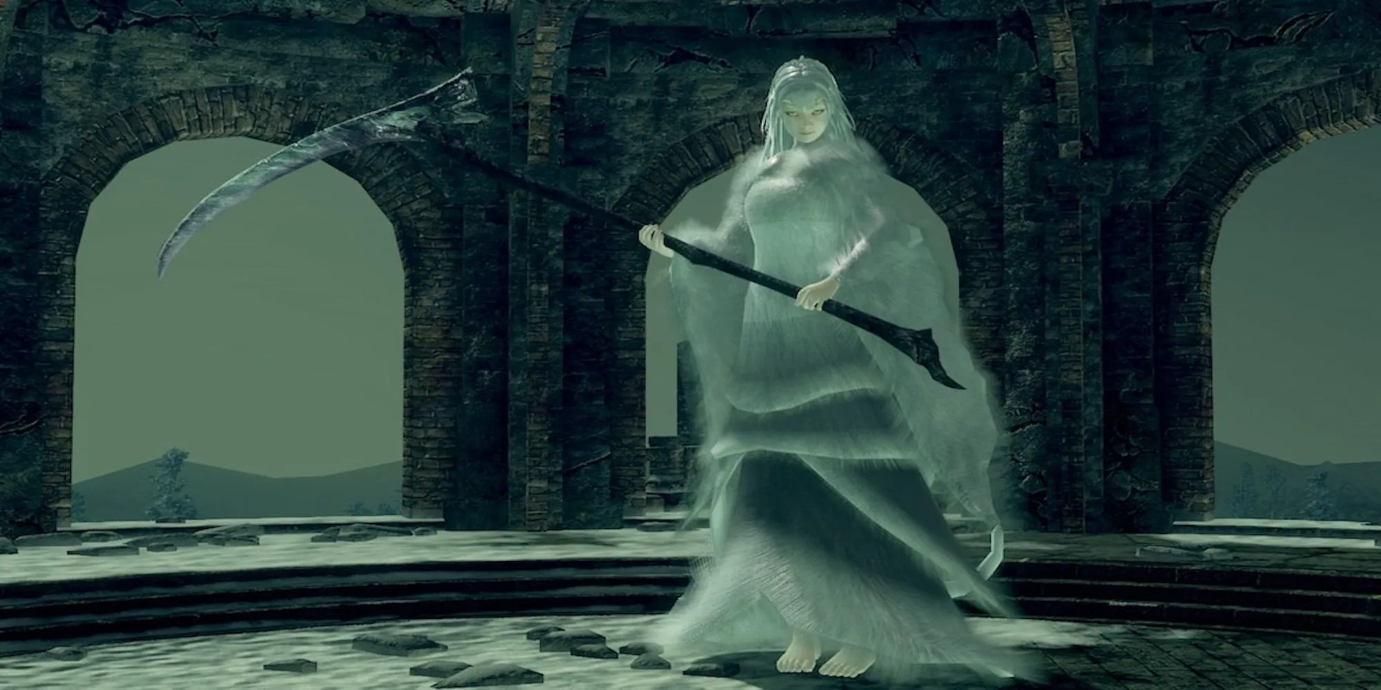Crossbreed Priscilla từ Dark Souls với lưỡi hái trên tay, nổi bật với khả năng tàng hình và cơ chế chiến đấu dựa trên dấu chân.