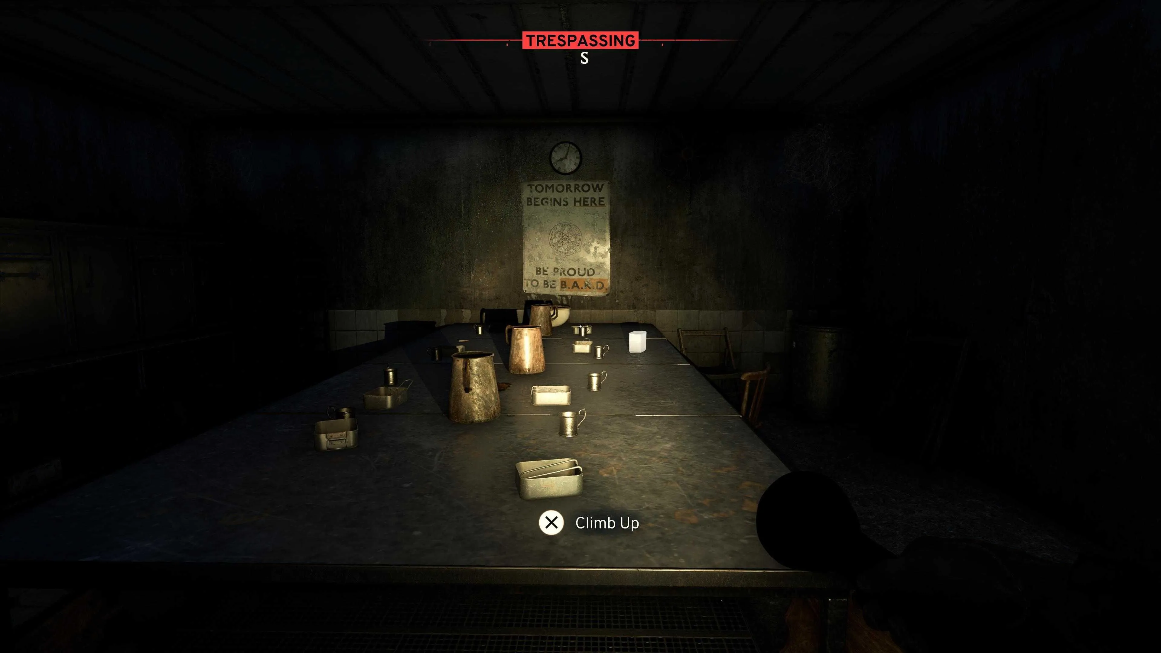 Đèn pin trong Atomfall soi sáng vật phẩm loot