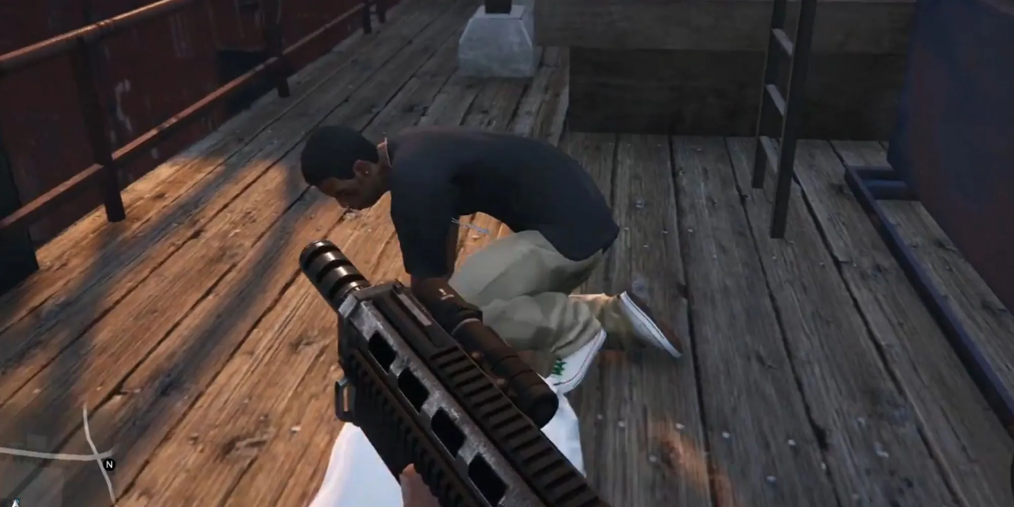 Franklin chiến đấu giải cứu Lamar trong nhiệm vụ Lamar Down của GTA V