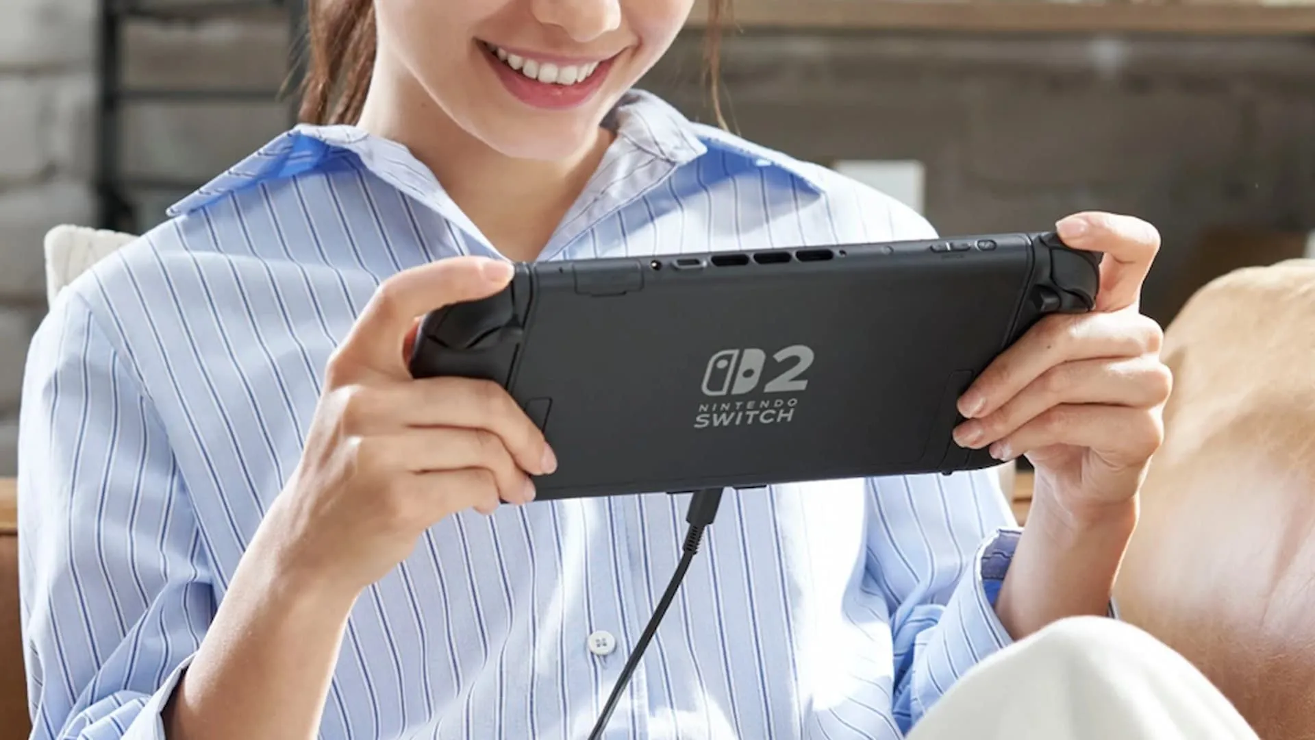 Game thủ cầm trên tay máy chơi game Nintendo Switch 2
