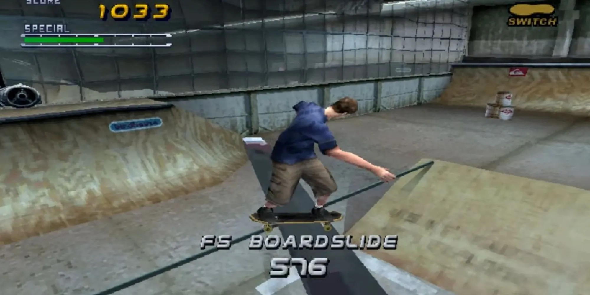 Gameplay tại khu vực Hangar trong Tony Hawk's Pro Skater 2 với các cú trượt ván kỹ thuật