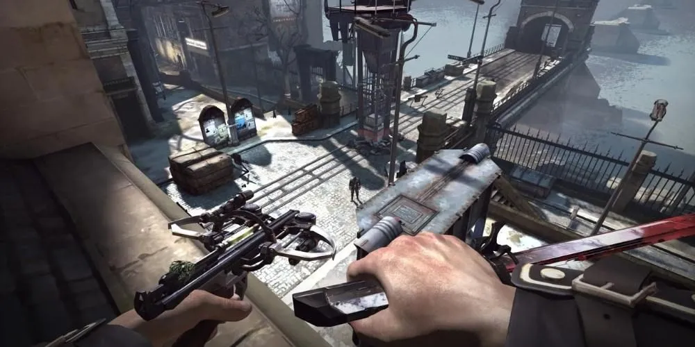 Góc nhìn người thứ nhất của Corvo cầm súng và dao dính máu trong Dishonored