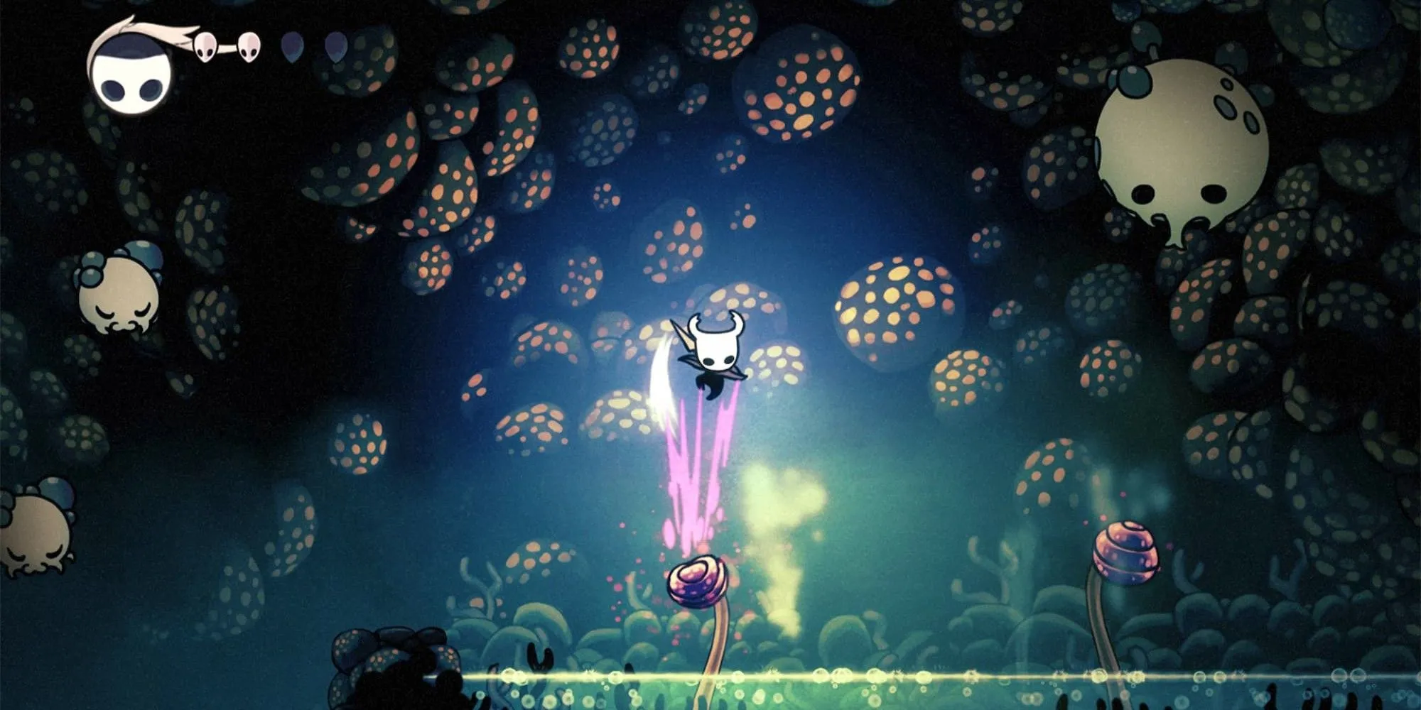 Hiệp sĩ nhỏ bé của Hollow Knight nhảy trên một cây nấm lớn giữa khung cảnh huyền ảo của thế giới ngầm Hallownest