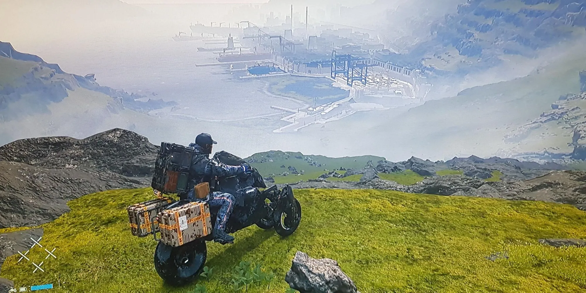 Hình ảnh thế giới khắc nghiệt, hoang vắng trong game Death Stranding với nhân vật chính đang di chuyển
