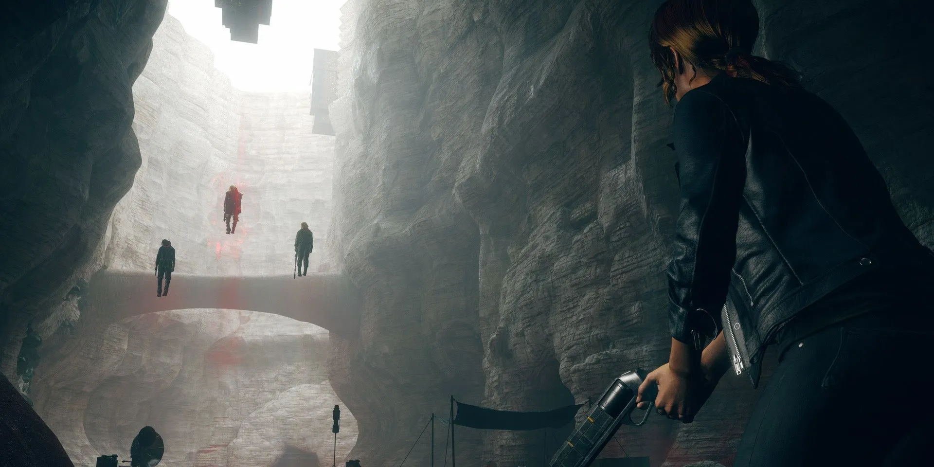 Jesse Faden đối mặt với kẻ thù bị nhiễm Hiss trong khu mỏ đá của game Control
