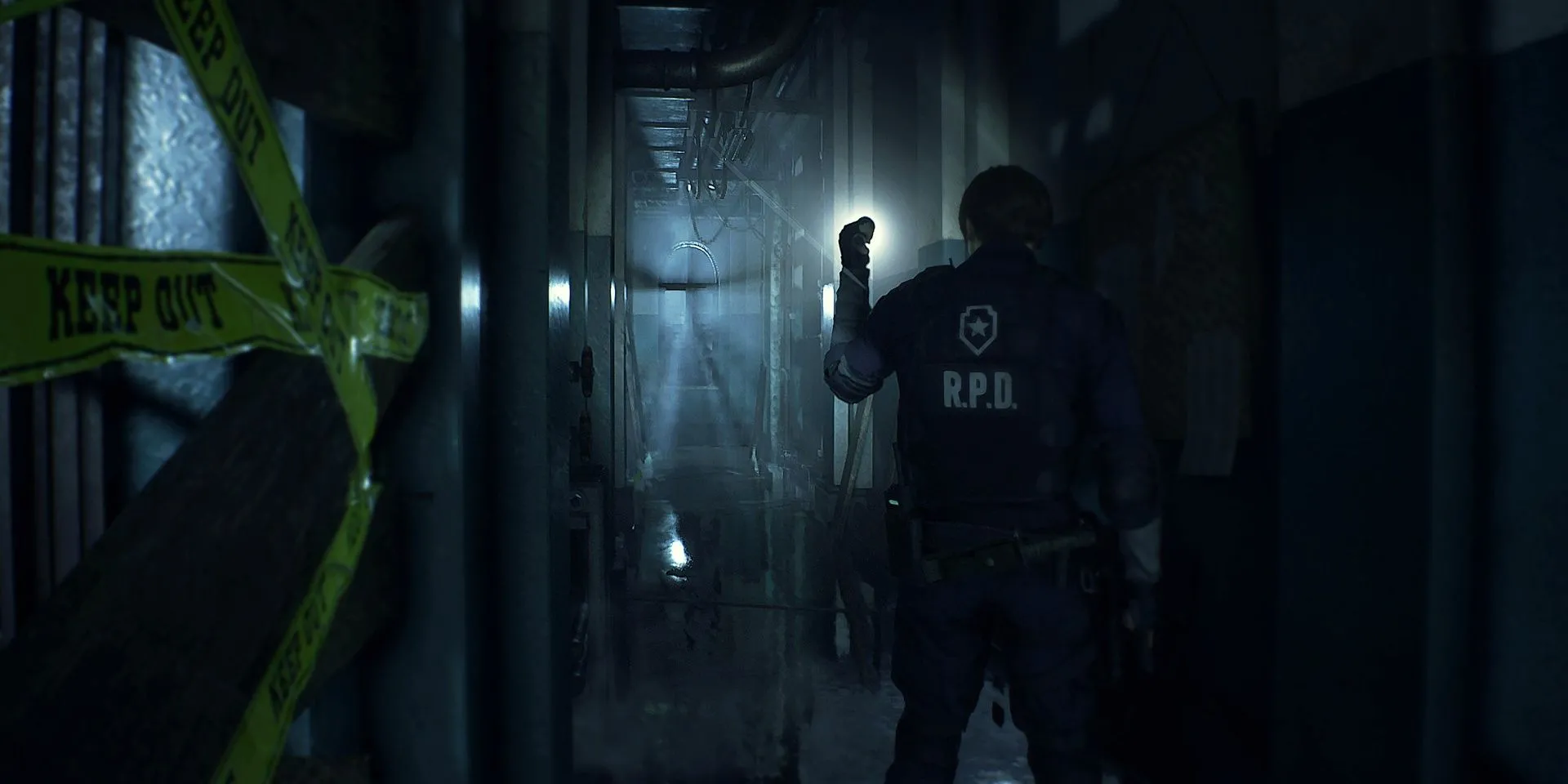Leon S. Kennedy trong một hành lang tối tăm đầy ám ảnh của game Resident Evil 2 Remake
