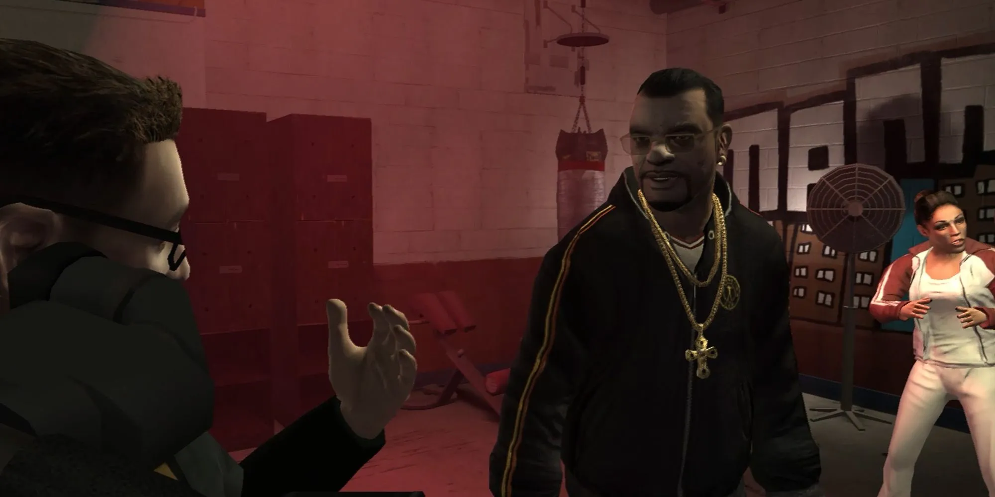 Manny Escuela trong GTA 4 đang diễn thuyết đầy tự phụ trước máy quay phim