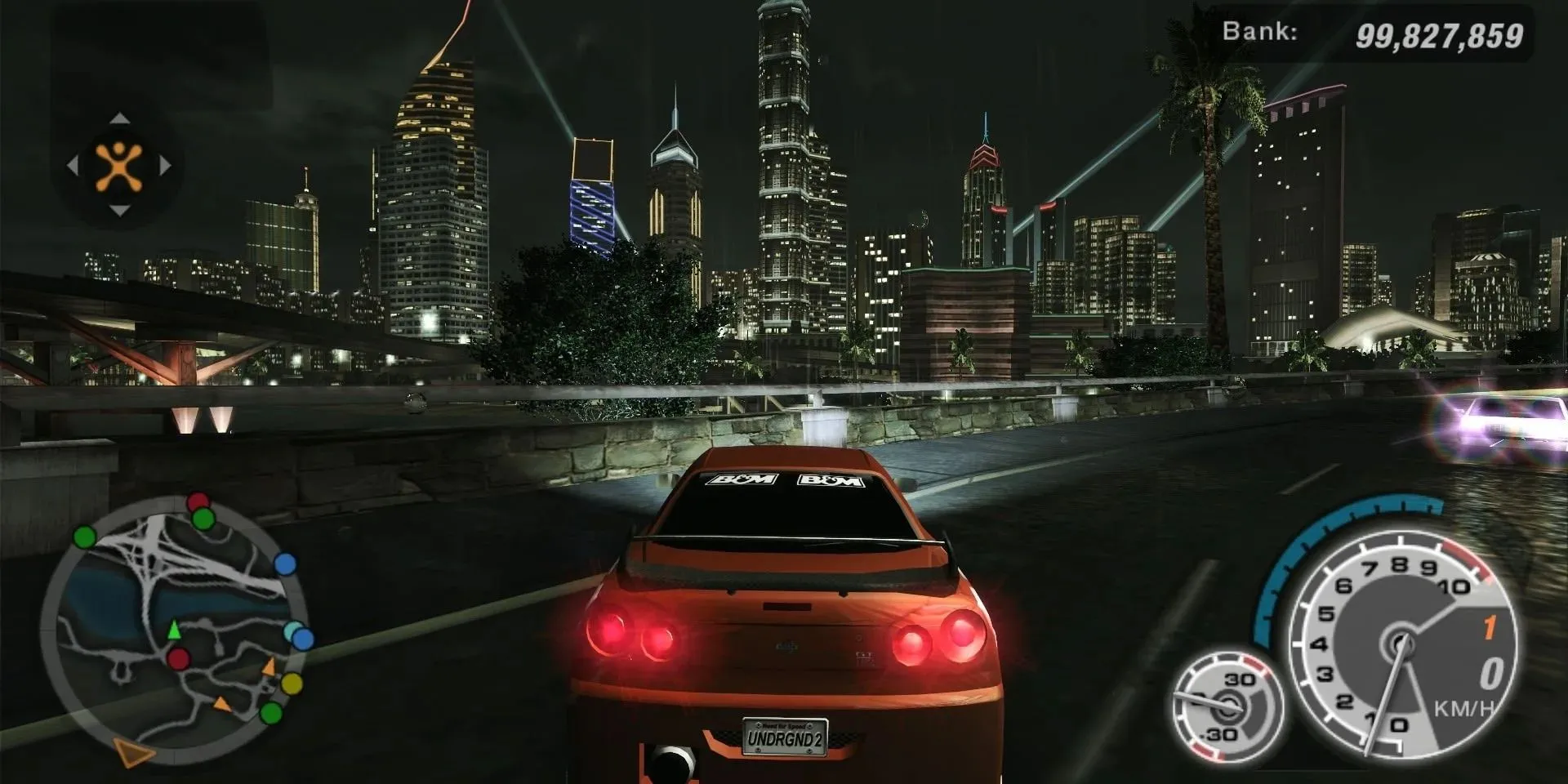 Một chiếc Nissan Skyline độ trong Need For Speed Underground 2 đang lướt trên đường phố ban đêm của thành phố Olympic