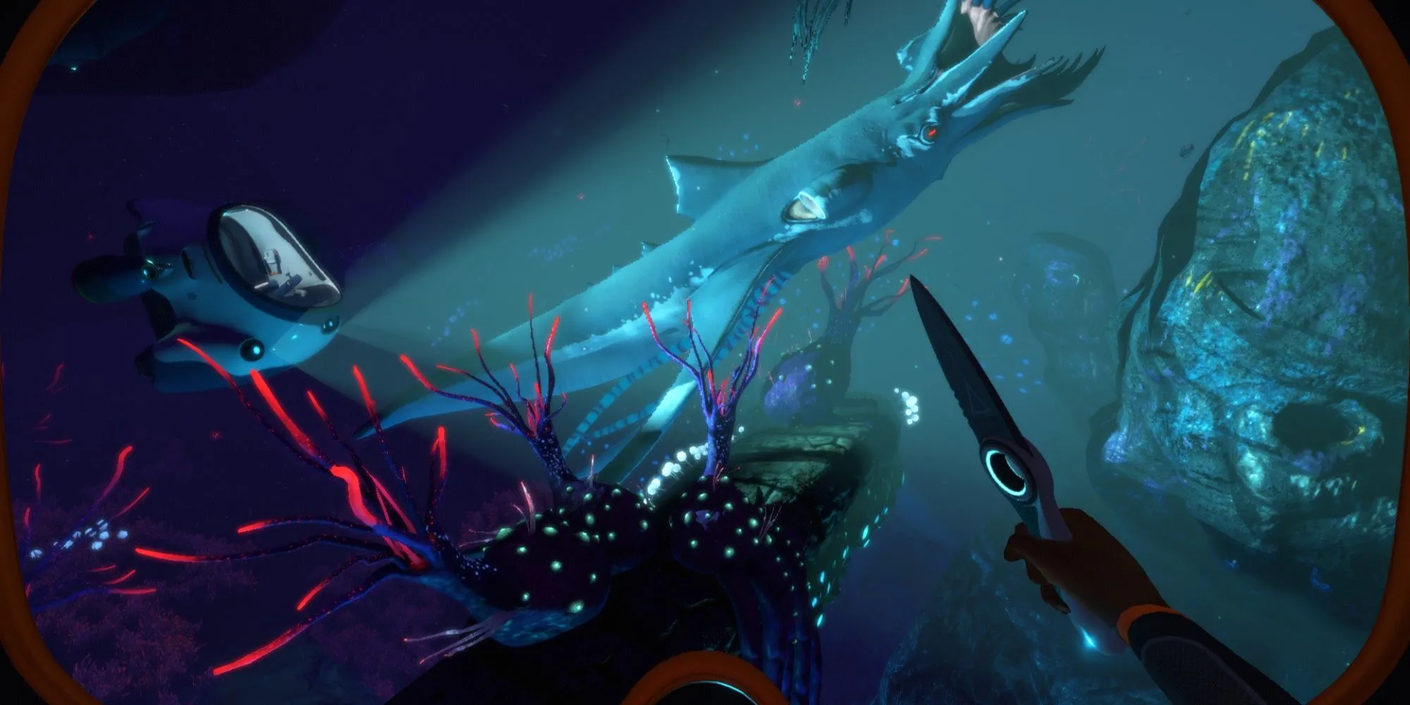 Một con quái vật biển Squidshark trong Subnautica đang tiến lại gần tàu ngầm của người chơi