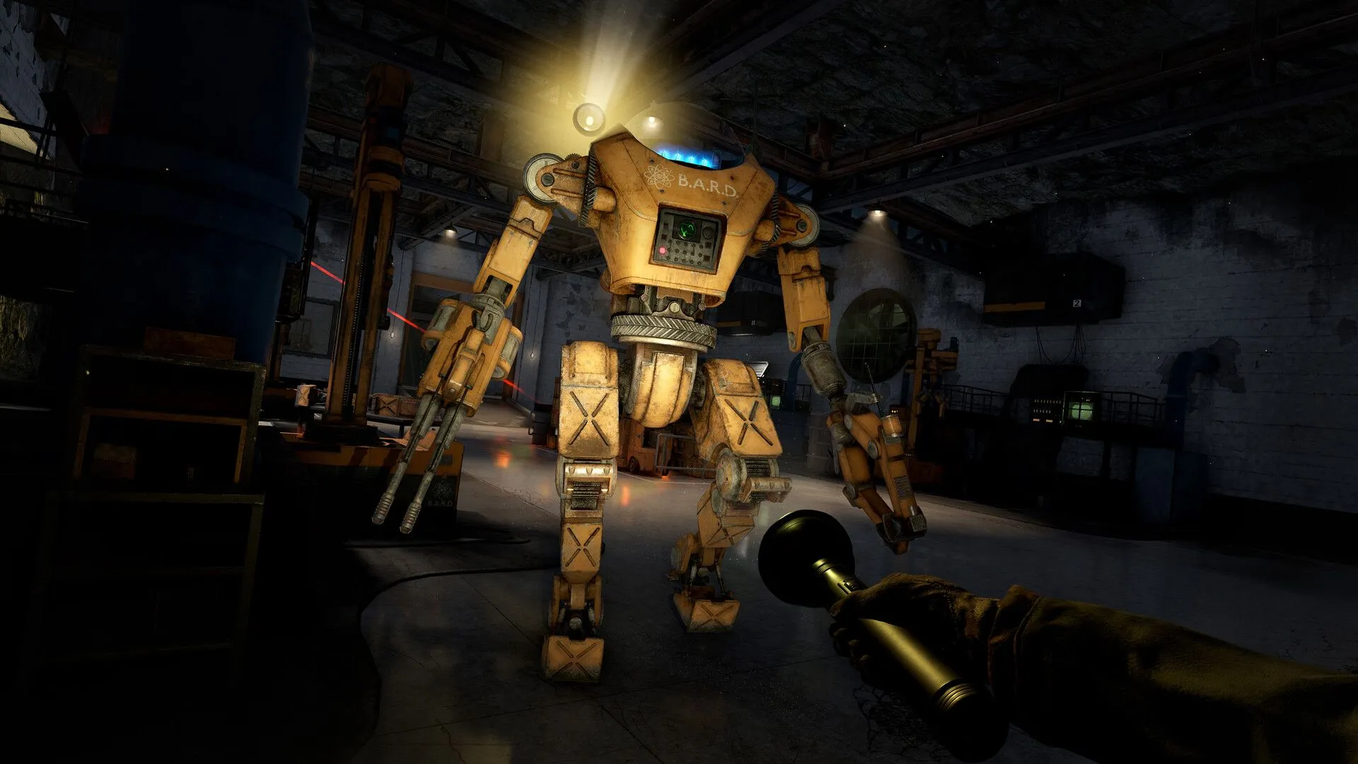 Một cung thủ trong game Atomfall nhắm bắn từ xa trong khu rừng rậm rạp, thể hiện cơ chế chiến đấu lén lút.