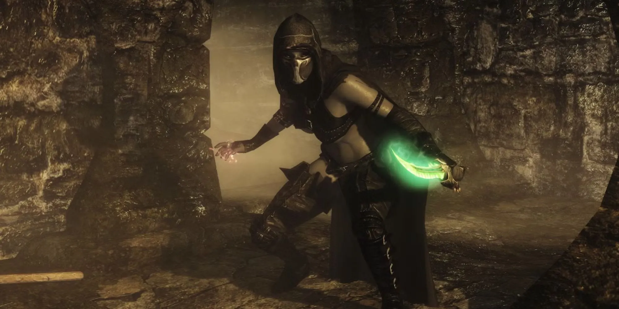 Một nhân vật đang lén lút trong game Skyrim