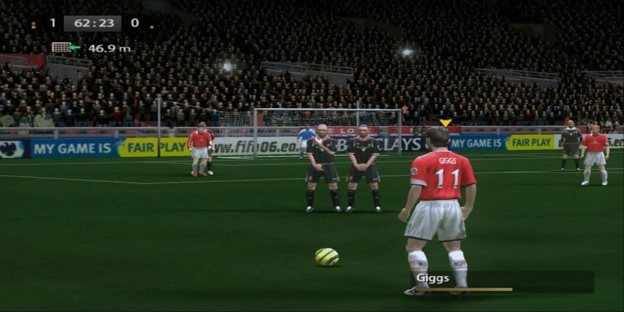 Một pha đá phạt trực tiếp trong game FIFA 06 với cầu thủ đang chuẩn bị sút bóng