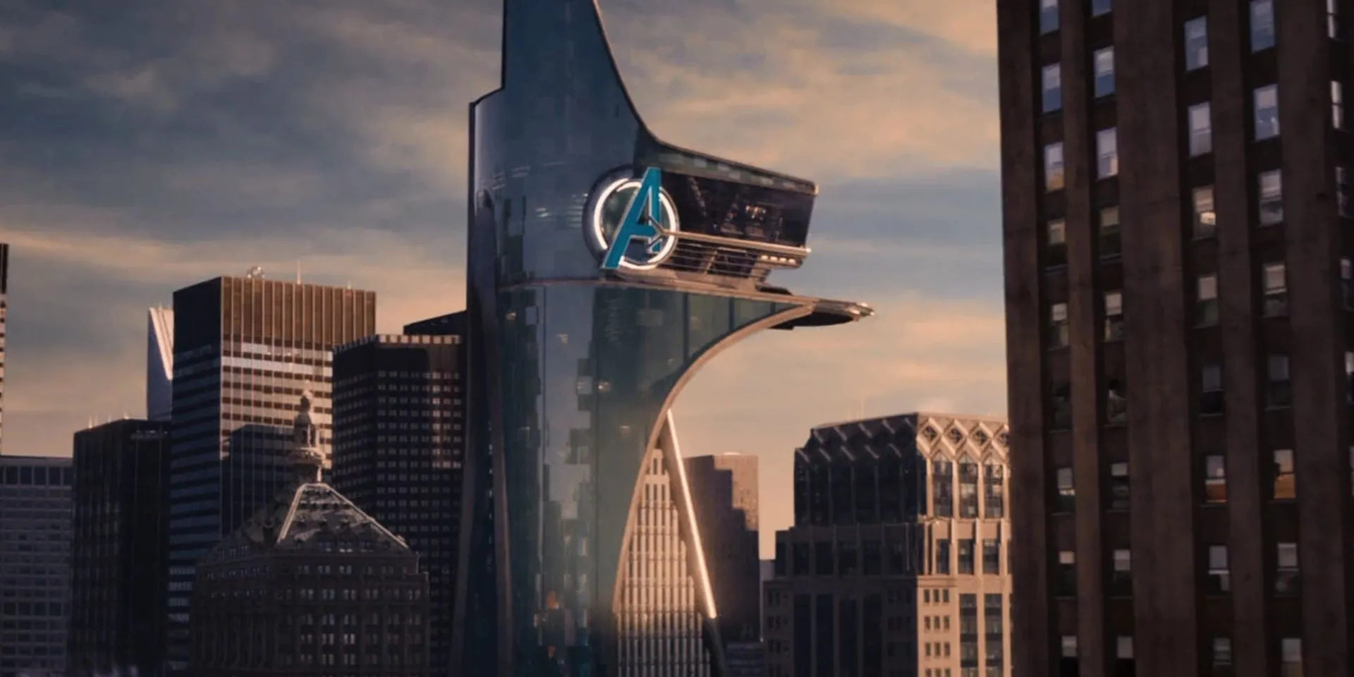 Ngoại cảnh tòa tháp Avengers trong phim Avengers: Age of Ultron với logo chữ A đặc trưng