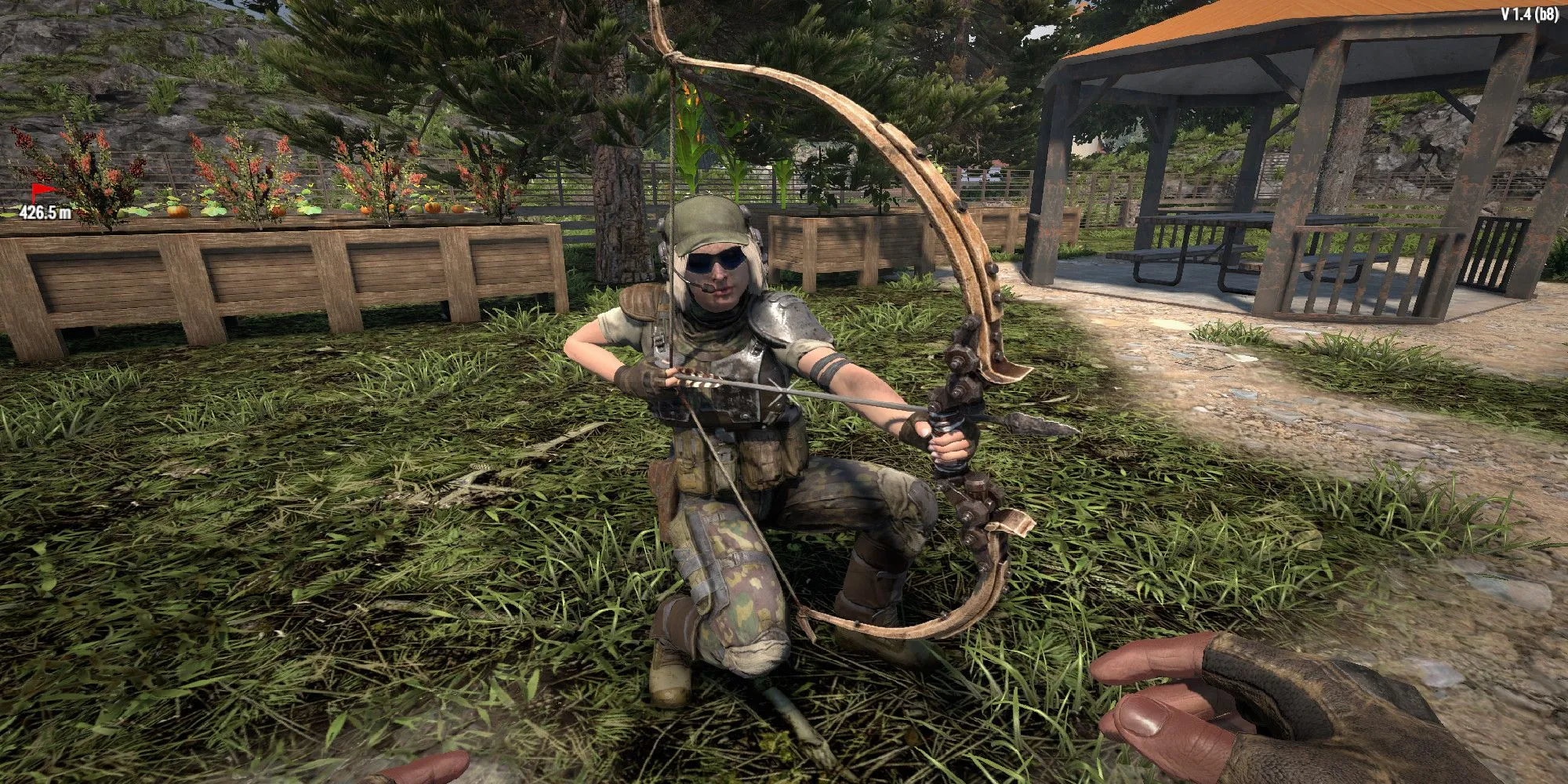 Người chơi với perk Animal Tracking đang ngắm bắn bằng cung trong 7 Days to Die