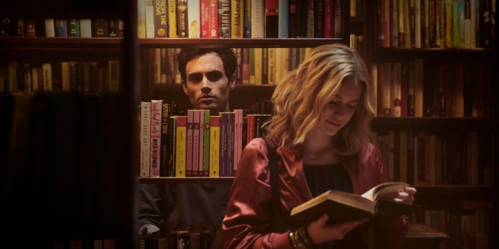 Penn Badgley trong vai Joe Goldberg, nhân vật chính của series You
