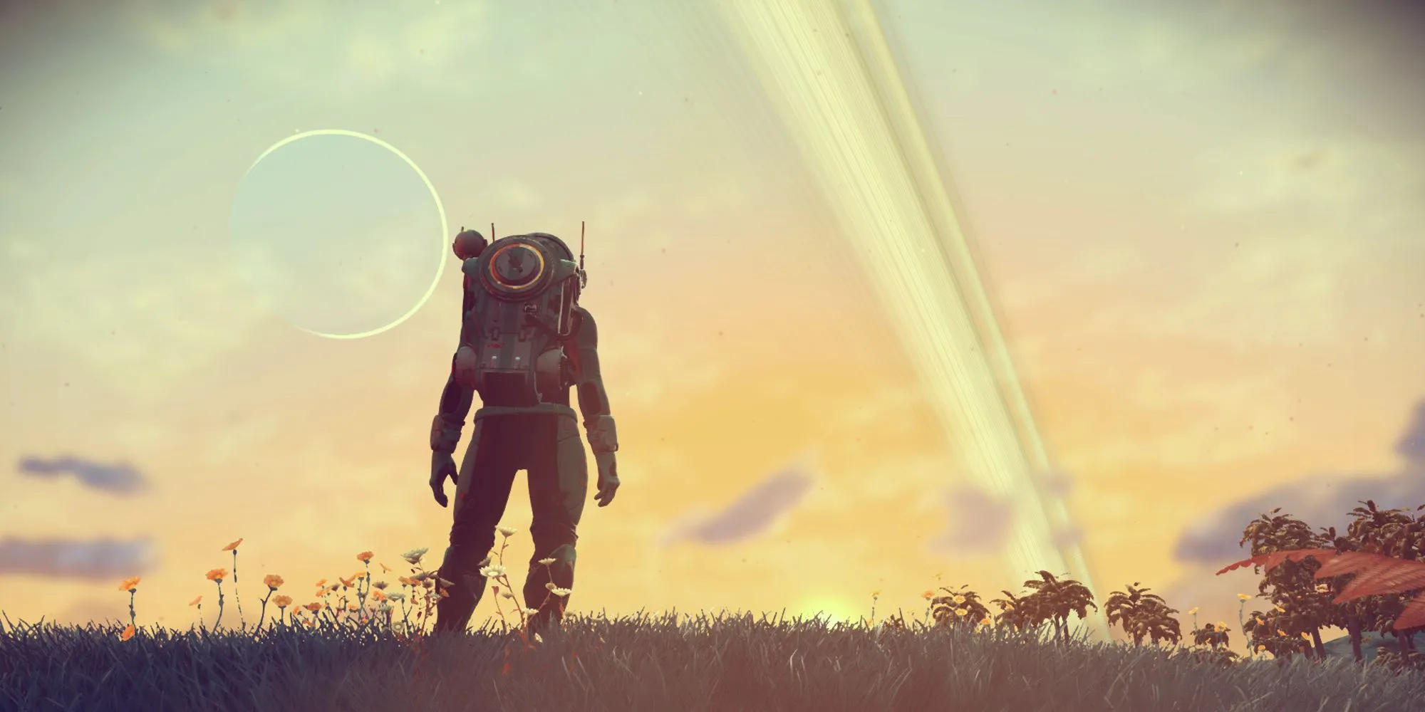 Phi hành gia trong No Man's Sky nhìn ra một hành tinh xa xăm với chân trời màu vàng