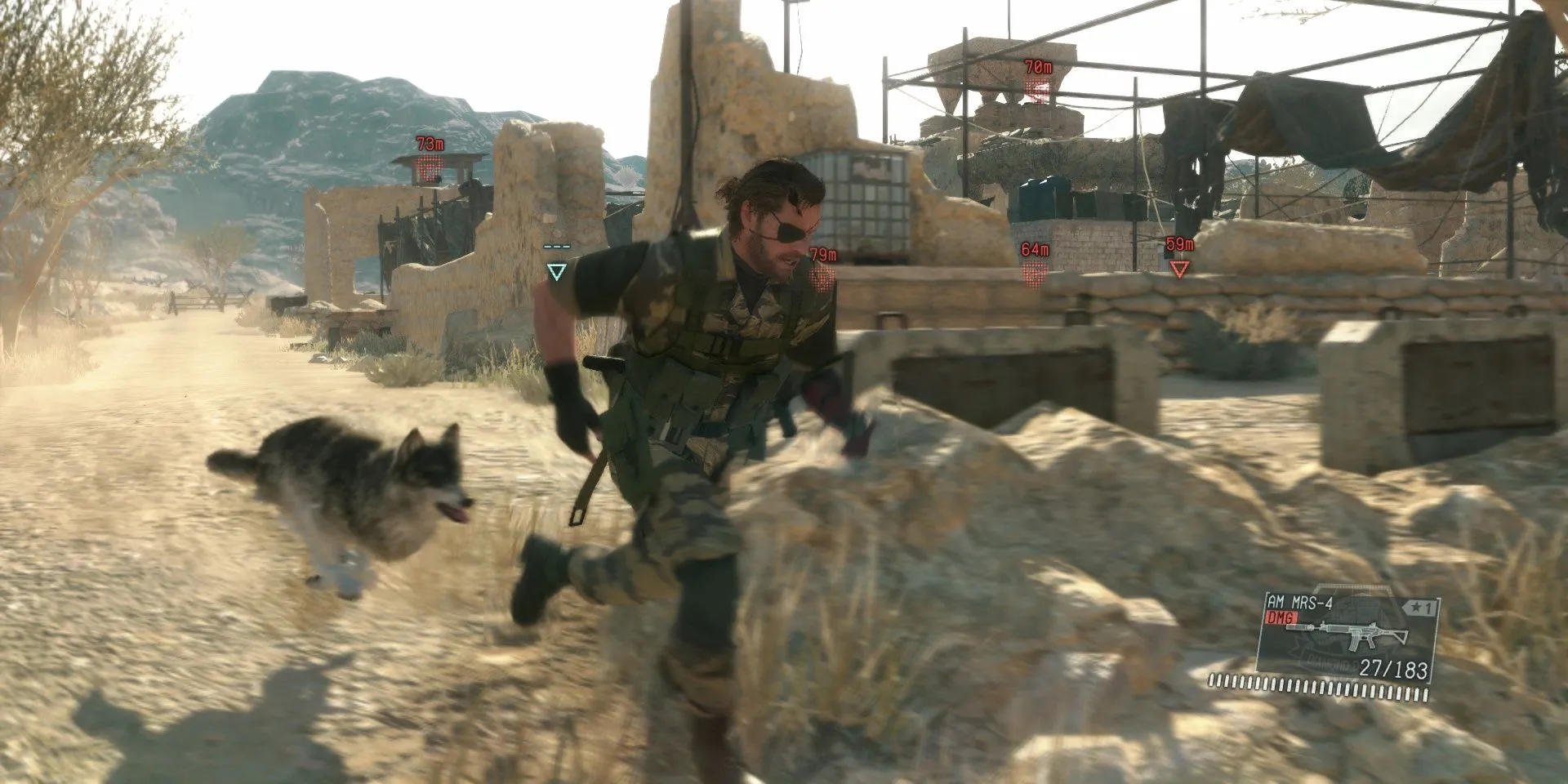 Snake cùng chú chó D-Dog thực hiện nhiệm vụ lén lút trong thế giới mở của Metal Gear Solid 5