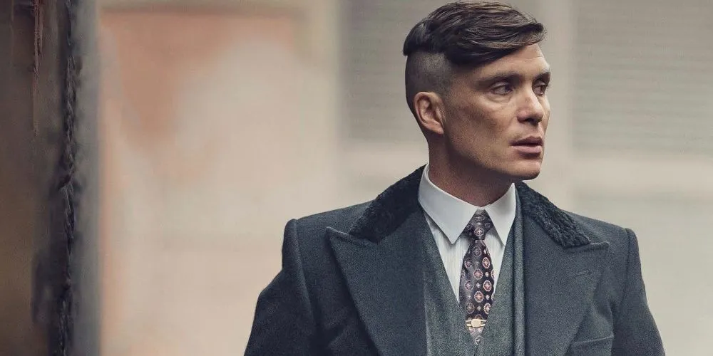 Tommy Shelby, thủ lĩnh băng đảng Peaky Blinders, đứng trên đồi