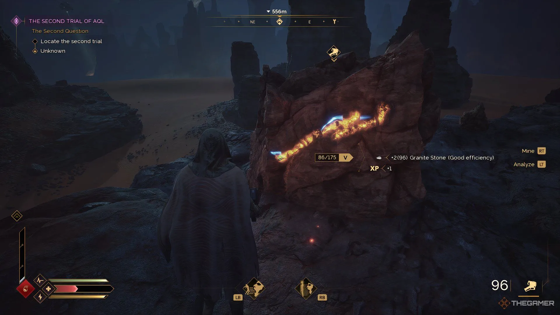 Người chơi đang khai thác tài nguyên đá trong game Dune: Awakening, minh họa hành động thu thập quặng.