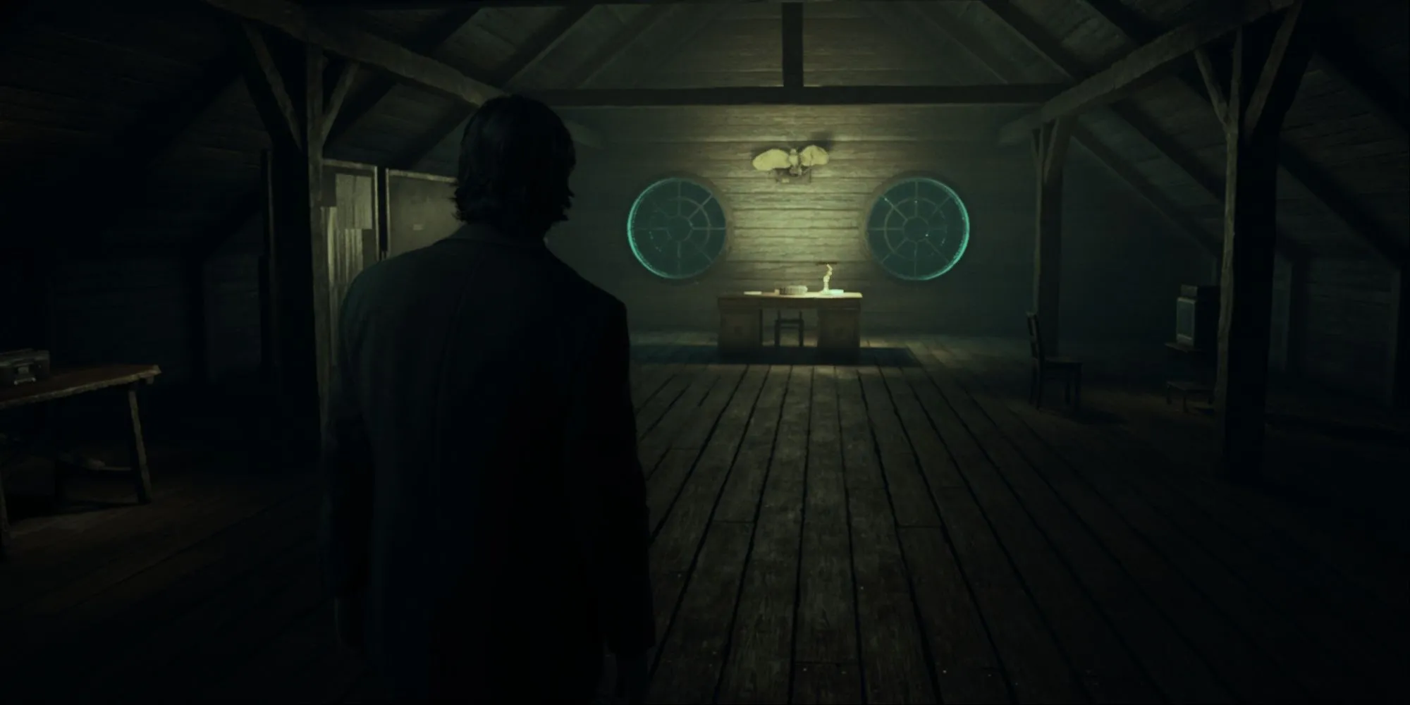 Alan đi qua cánh cửa xoắn ốc trong Alan Wake