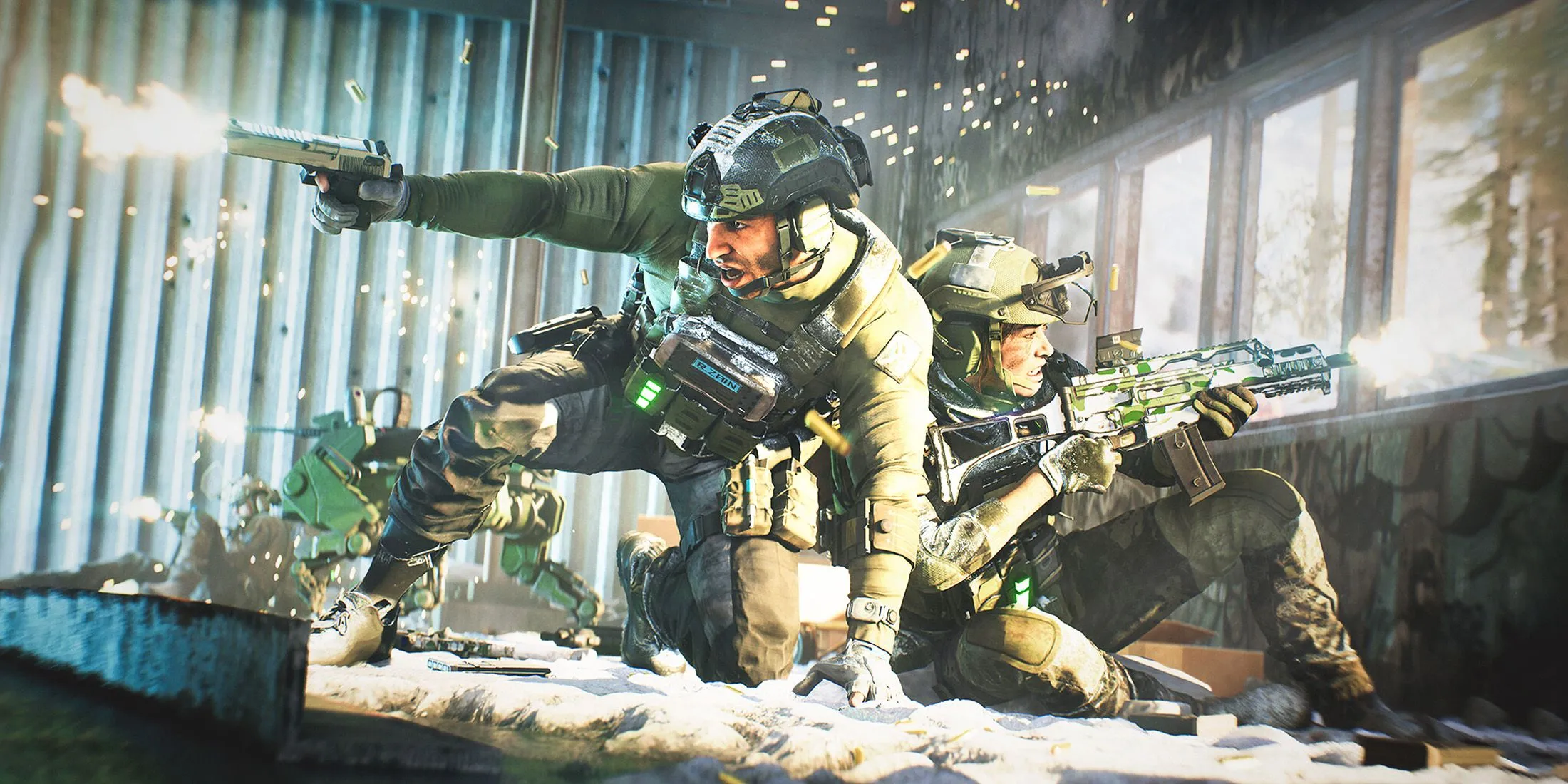 Hai đặc nhiệm trong Battlefield 2042 ẩn nấp trong nhà, khung cảnh quen thuộc trước khi các trận chiến khốc liệt bắt đầu