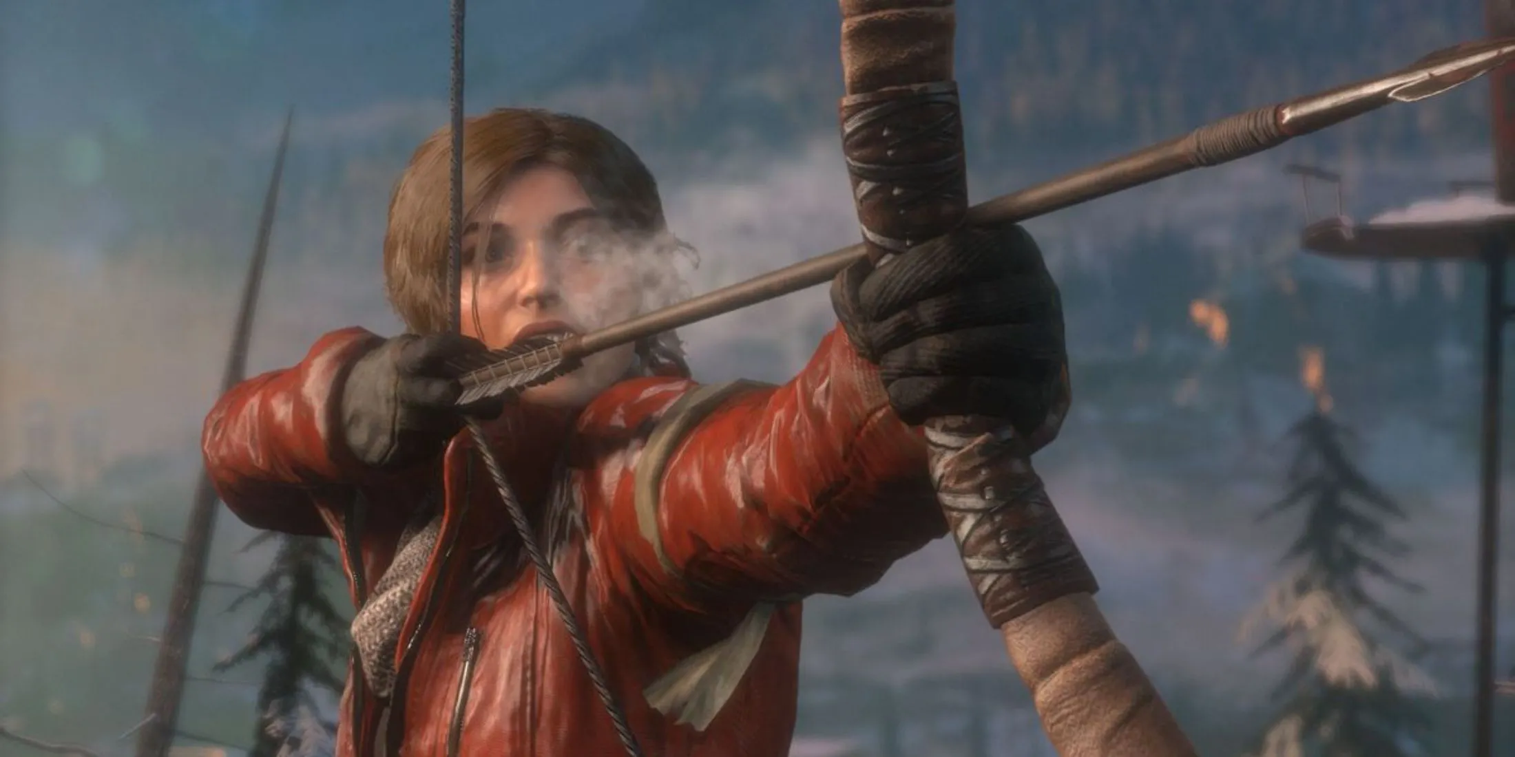 Lara Croft giương cung giữa rừng tuyết phủ trong Rise Of The Tomb Raider, sẵn sàng cho cuộc phiêu lưu.