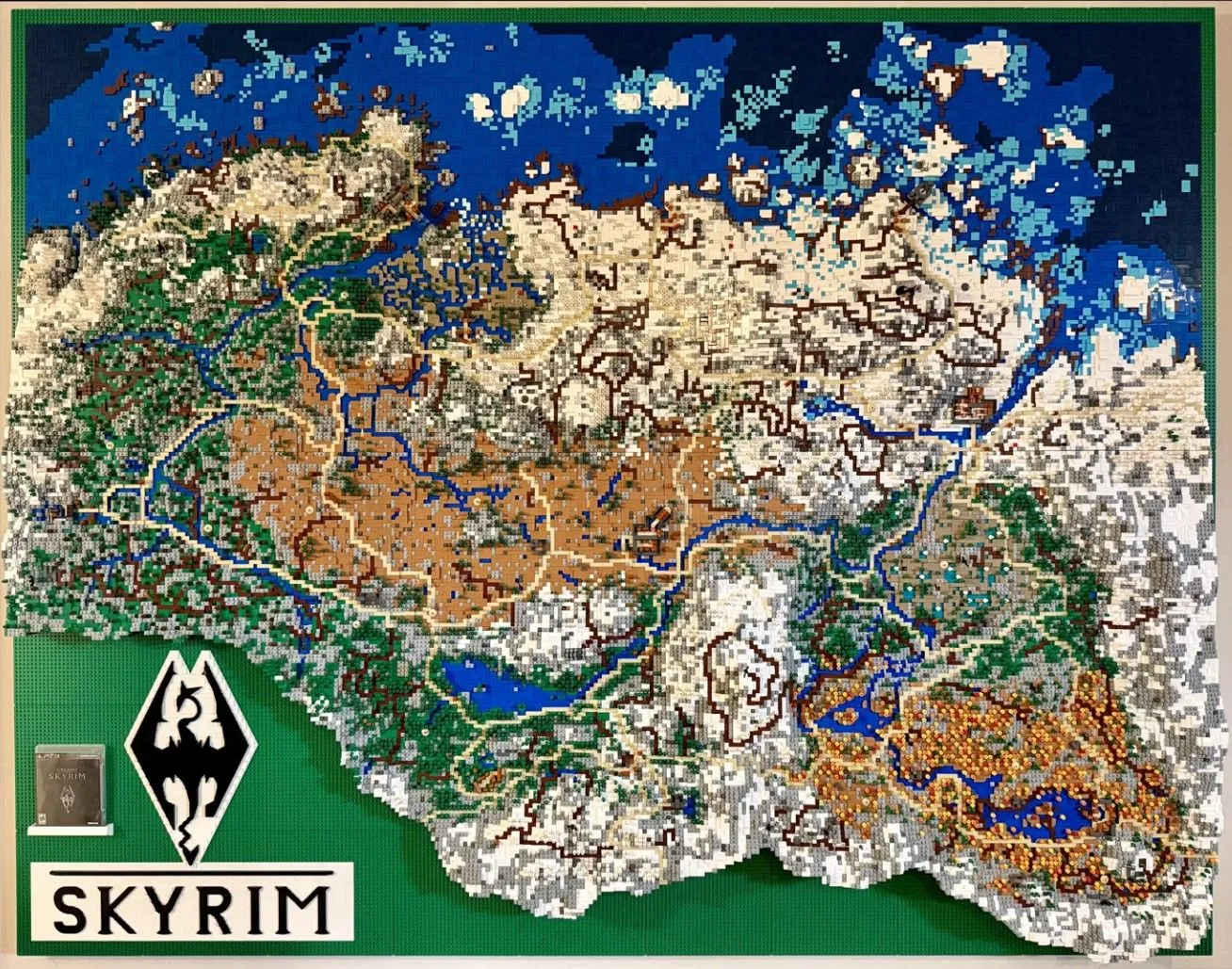 Mô hình bản đồ Skyrim bằng Lego khổng lồ được tạo bởi Ian Roosma, thể hiện chi tiết các khu vực, sông núi.