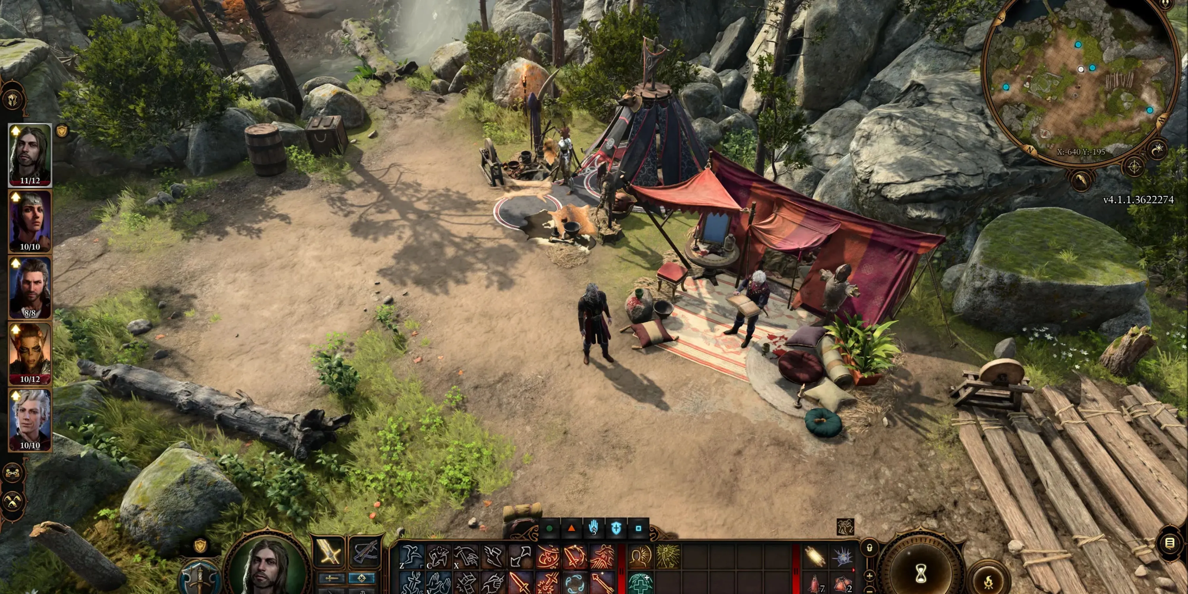 Một nhóm gồm năm nhân vật đang cắm trại trong Baldur's Gate 3, minh họa khả năng tăng giới hạn đội hình