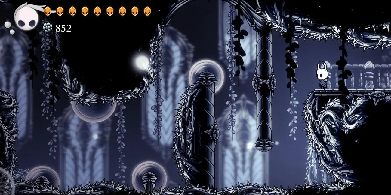 Nhìn vào một căn phòng với cưa trong Path of Pain của Hollow Knight
