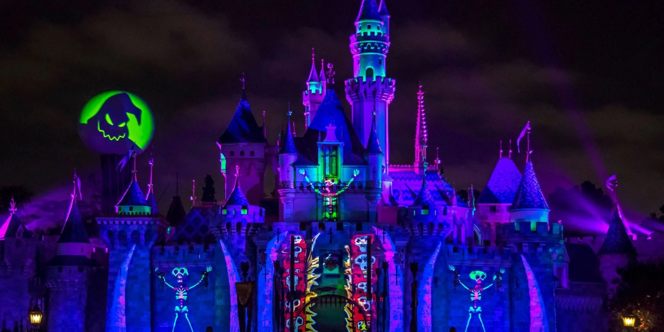 Quang cảnh lễ hội Halloween rực rỡ và huyền ảo tại Disneyland trong đêm.