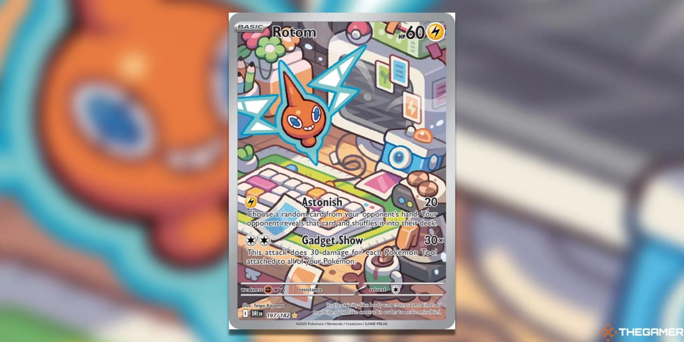 Rotom trong lá bài Illustration Rare từ bộ Destined Rivals Pokemon TCG, với chi tiết các vật phẩm trên bàn và ánh sáng tinh xảo.